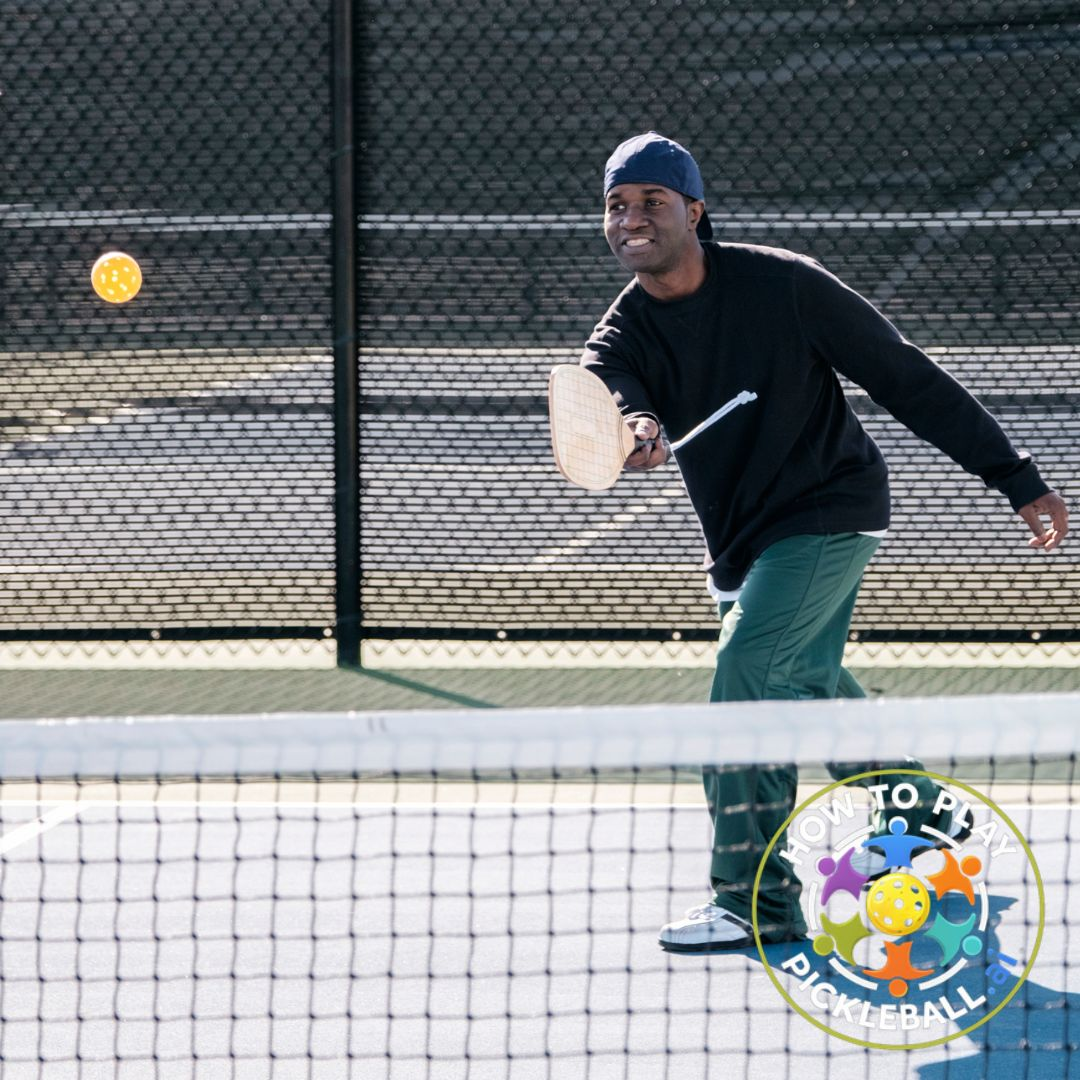 pickleball-player-forehand-return-fence