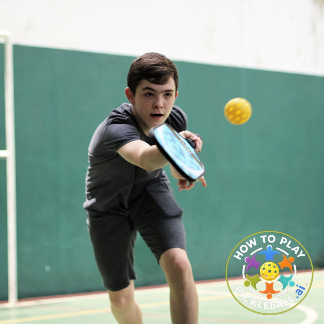 pickleball-youth-backhand-return-indoor